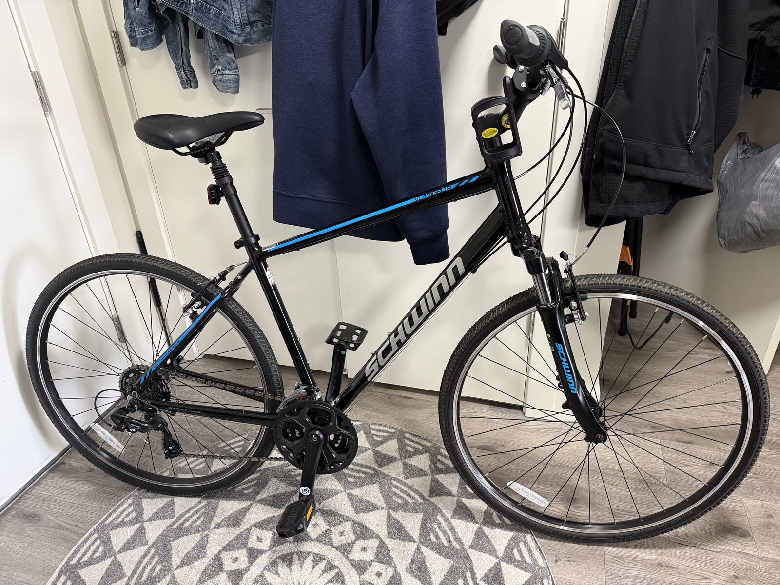 Schwinn Hybrid, Voyager, Large Frame, 28" Wheels, 1 5/8 X 1 1/2 Tires