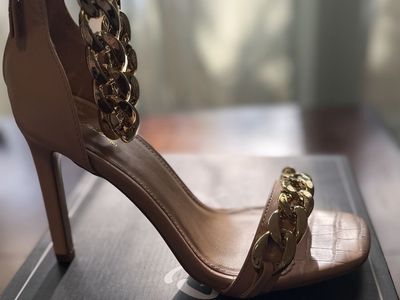 Qupid Highlight 49 Nude PU Gold Chain Heels Womens Size 8 Brand New