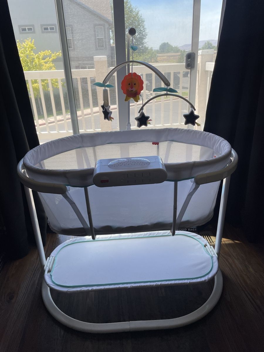 Fisher-Price Soothing Motions Bassinet with Mobile & Sounds