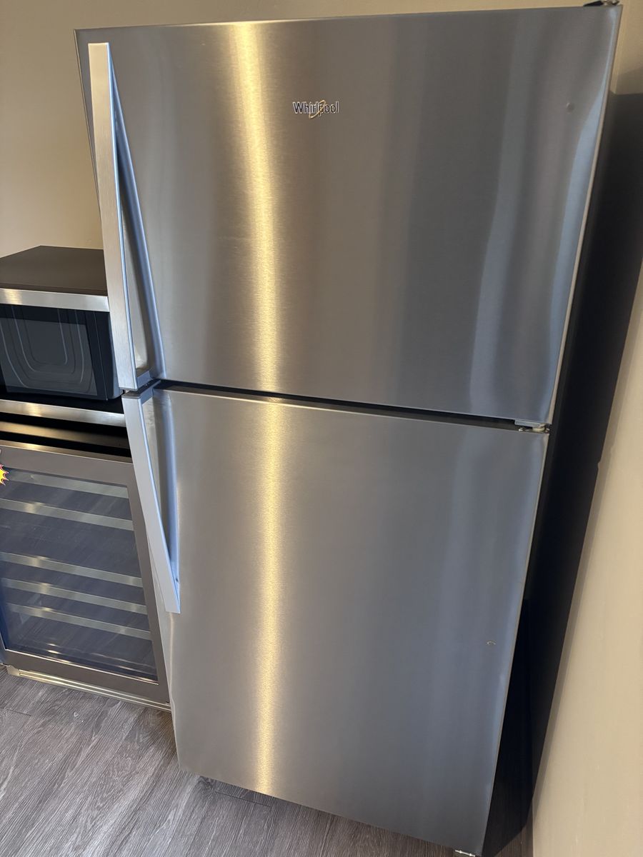 Whirlpool 18cu.ft 30in.wide Top Freezer Fridge