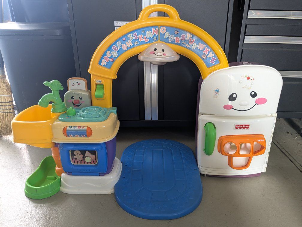 Fisher-Price Laugh & Learn Learning Kitchen Activity Center musical