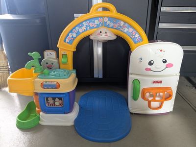 Fisher-Price Laugh & Learn Learning Kitchen Activity Center musical