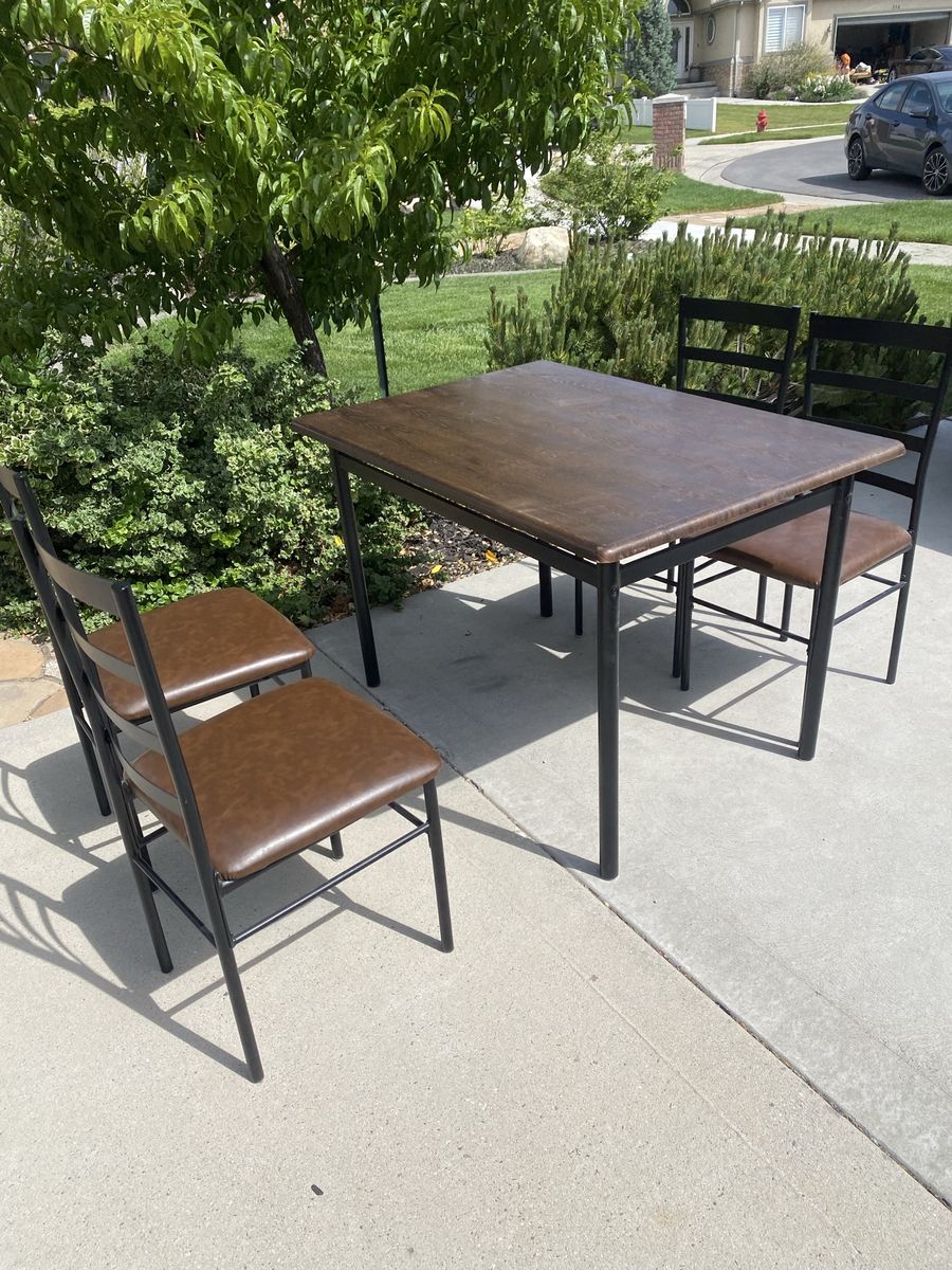 Table with 4 chairs