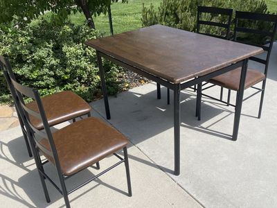 Table with 4 chairs