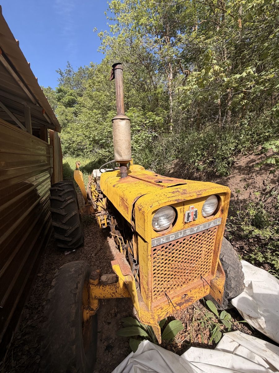 International Harvester 2504 Industrial Tractor