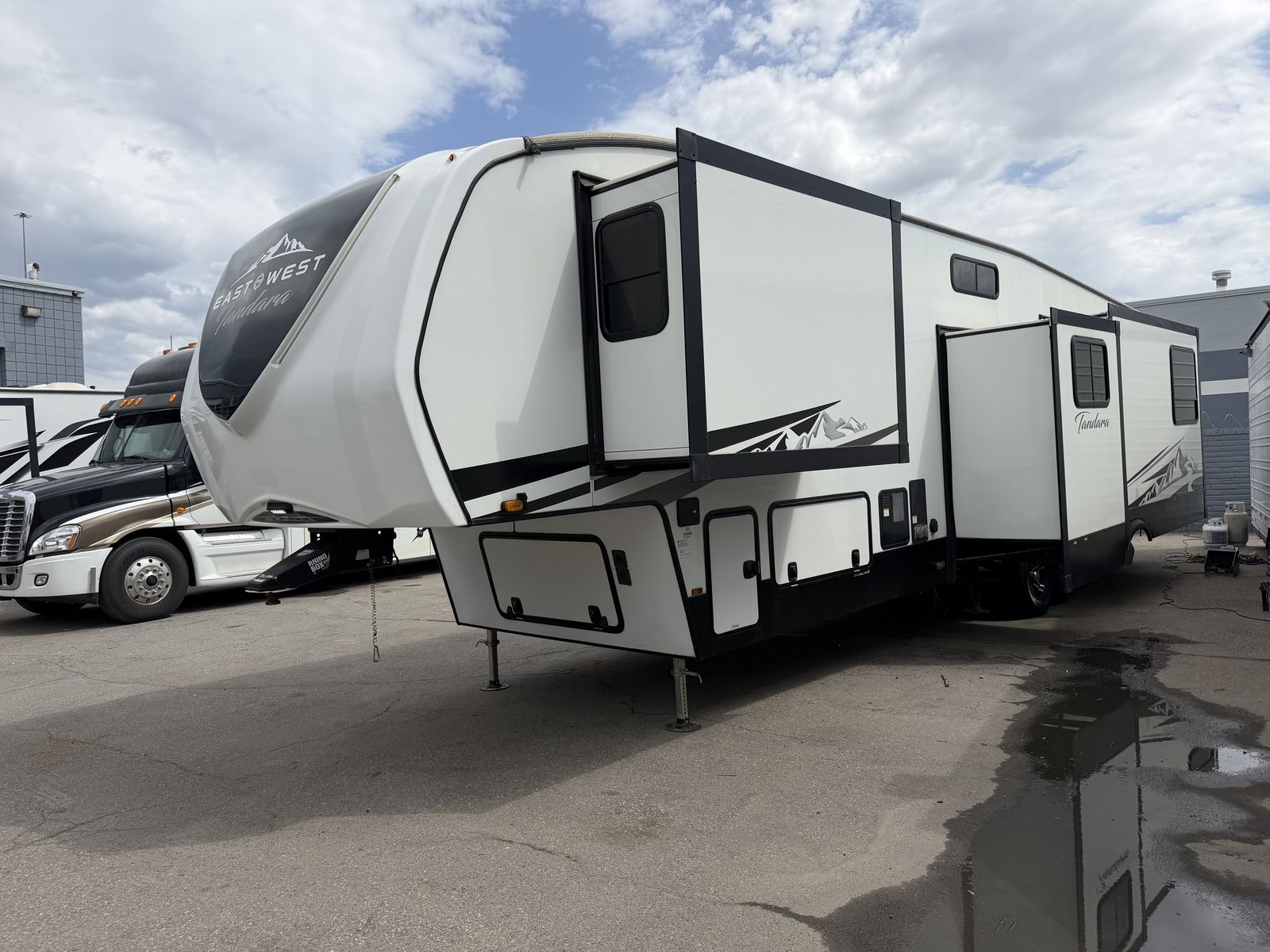 Double Bunk, 2 Rooms Sleeps 10 Outside Kitchen 2023 East To West Tandara 386MB-OK Bunk Beds House like Keystone Cougar Heartland