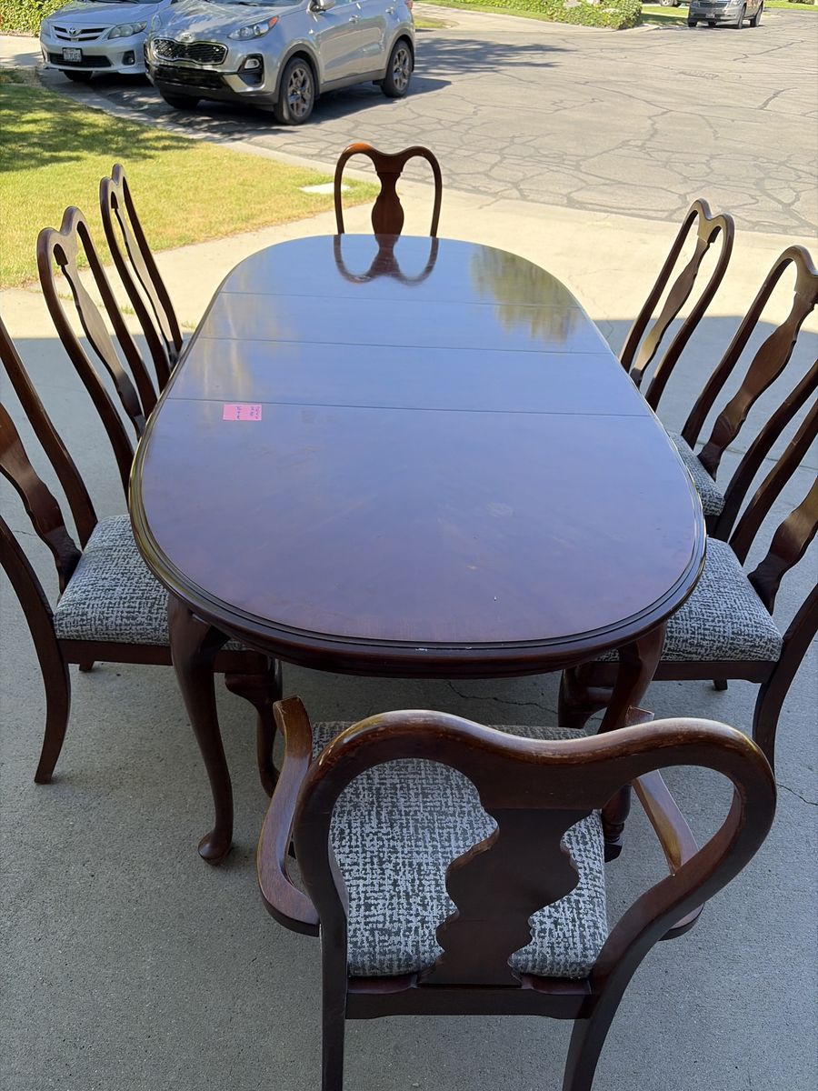 Vintage-Style Dining Table Set – Table + 8 Chairs (2 Captain Chairs)