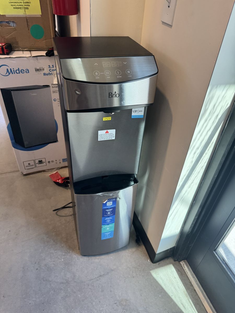 New Scratch and dent unit Brio 740 Series Self-Cleaning Bottom Load Water Cooler