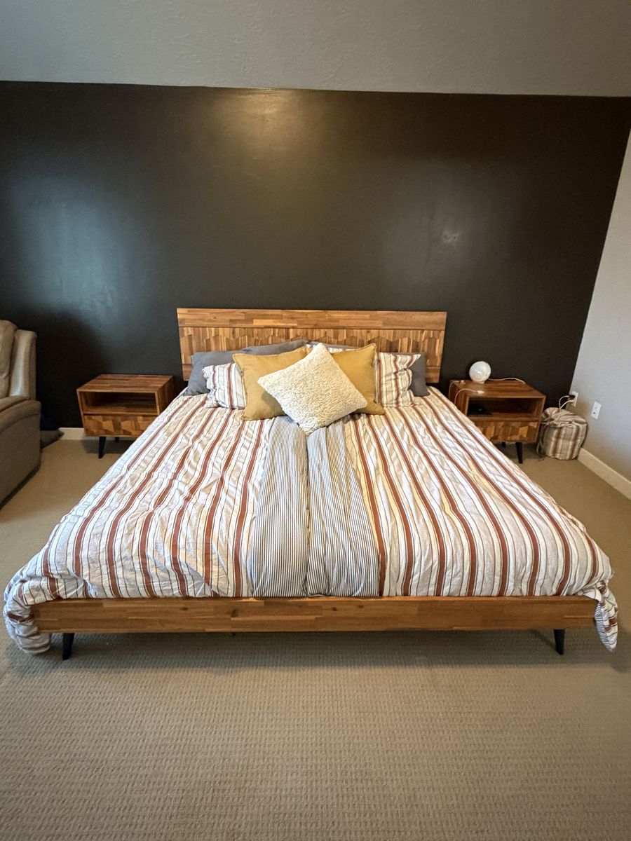 King-Sized Bed & Bedroom Set