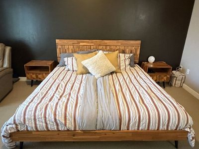 King-Sized Bed & Bedroom Set