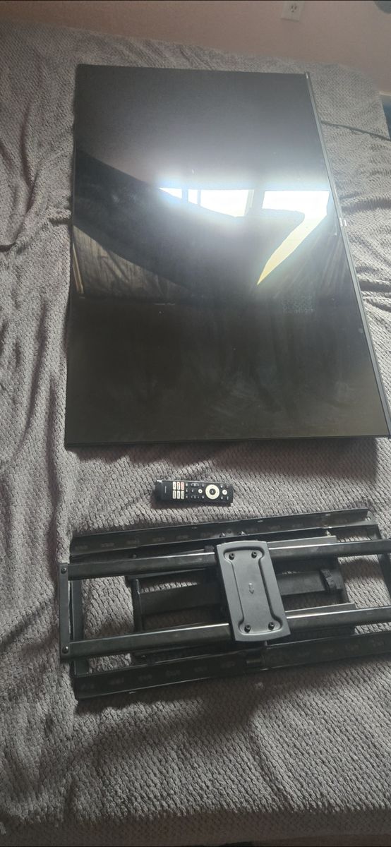 55in smart TV hisense + wall mount