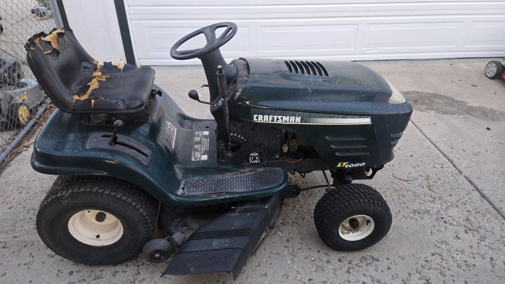 Craftsman LT1000 Lawn Tractor 21 HP Twin Engine 42 Deck