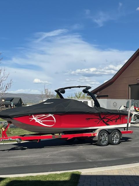 Ski/Surf/Wake Boat