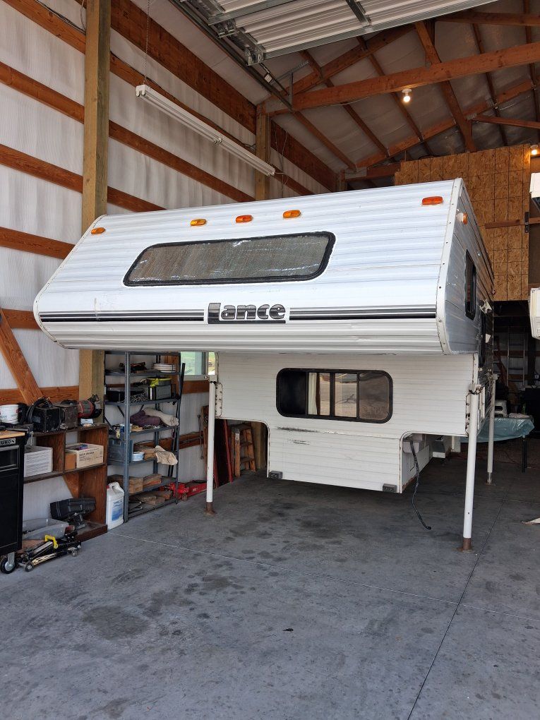 1999 Lance 8 1/2 ft pickup camper
