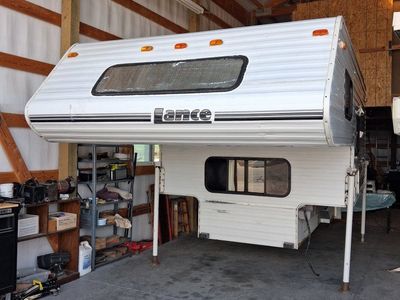 1999 Lance 8 1/2 ft pickup camper