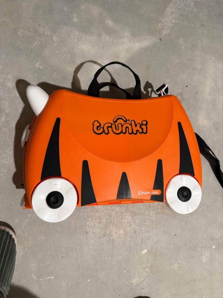 TRUNKI ride on carry on for kids