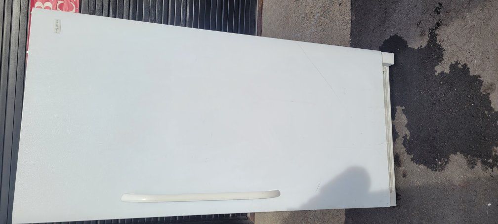 21 cubic foot upright , freezer , manual defrost