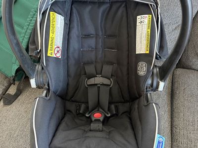 Graco SnugRide 35 Lite LX Infant Car Seat - Black and White Stripe