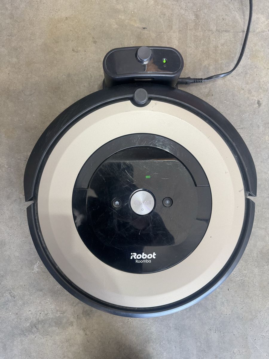 iRobot Roomba Robot Vacuum – Works Great, Charges