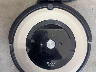 iRobot Roomba Robot Vacuum – Works Great, Charges