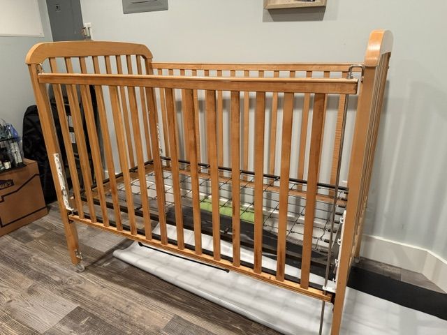 Natural Wood tone Portable Crib with Casters