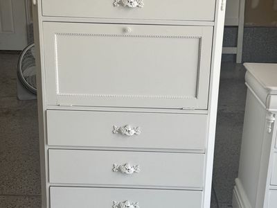 4 piece set of beautiful bedroom furniture