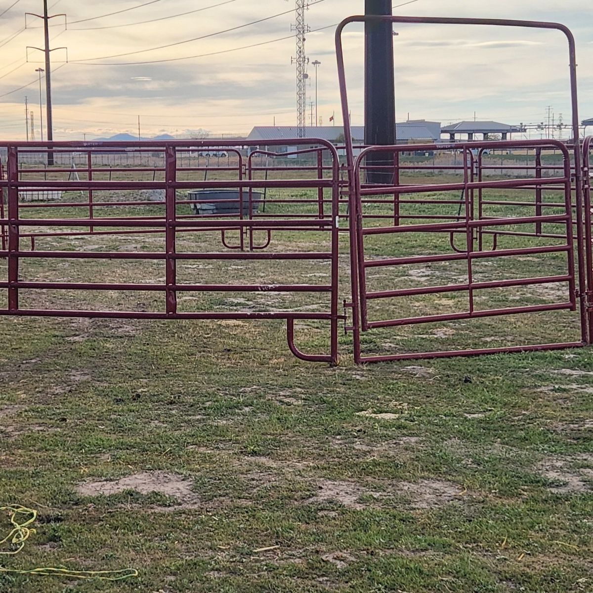 Tarter round pen horse/cattle panels