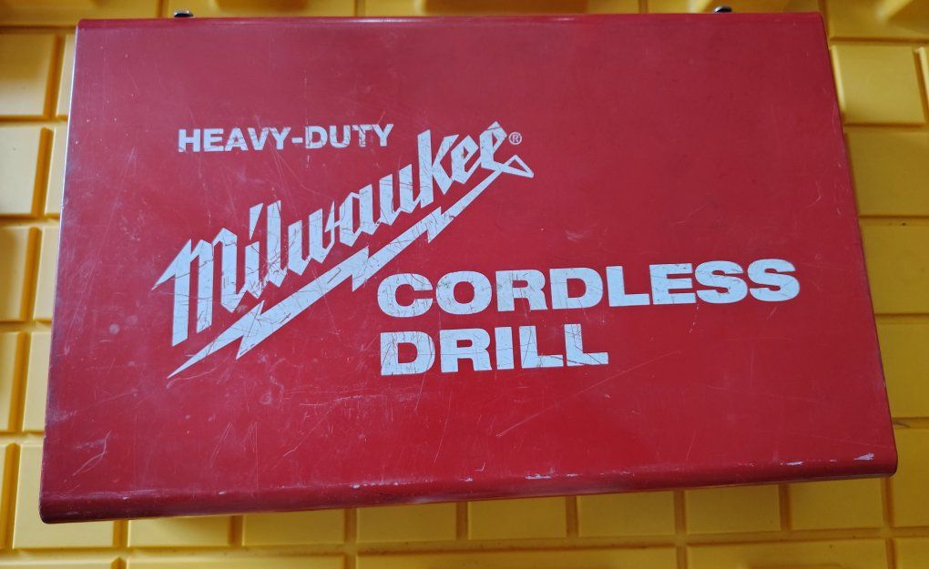 VINTAGE MILWAUKEE HEAVY-DUTY CORDLESS DRILL CASE + SIDE HANDLE HTF