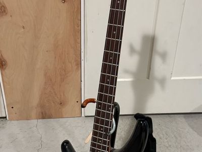 Ibanez Soundgear SR400L Left-Handed 4-String Bass Guitar with Gig Bag