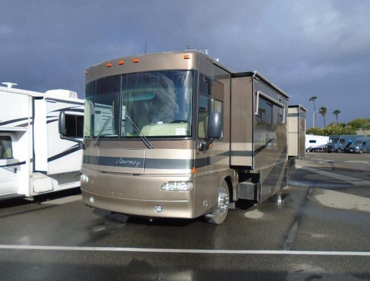 2005 Winnebago Journey 34H Pusher with 2 slides