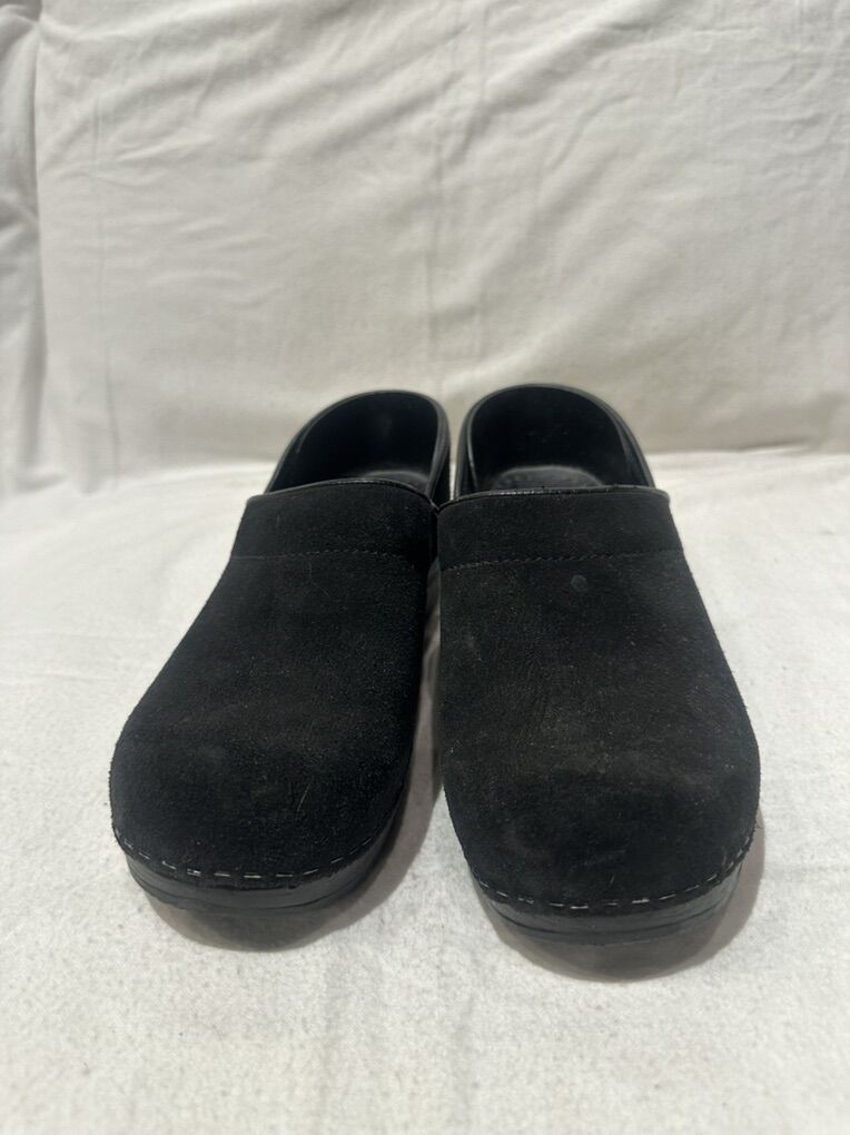 Dansko EU 38 Or Wmns 7.5 Black Suede Clogs