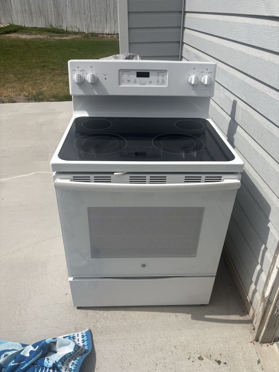 GE White Electric Range with Smooth Cooktop and Self-Cleaning Oven