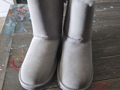 Size 4 Ugg boots