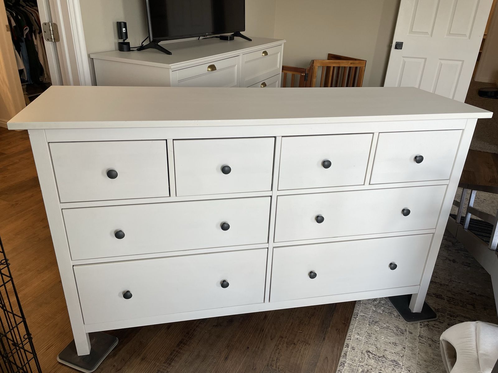 White 8-Drawer Dresser Storage Chest with Black Round Knobs
