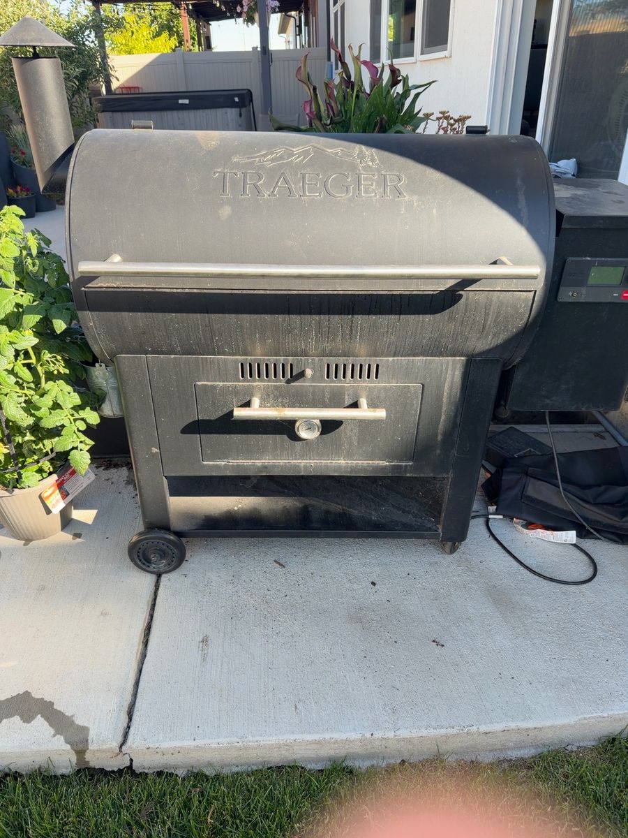 Traeger Pellet Grill & Smoker w/ Cover – $400 OBO