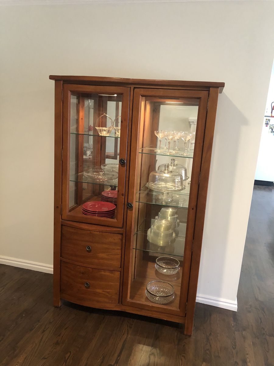 BROYHILL DISH HUTCH/CURIO CABINET