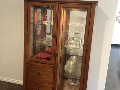 BROYHILL DISH HUTCH/CURIO CABINET