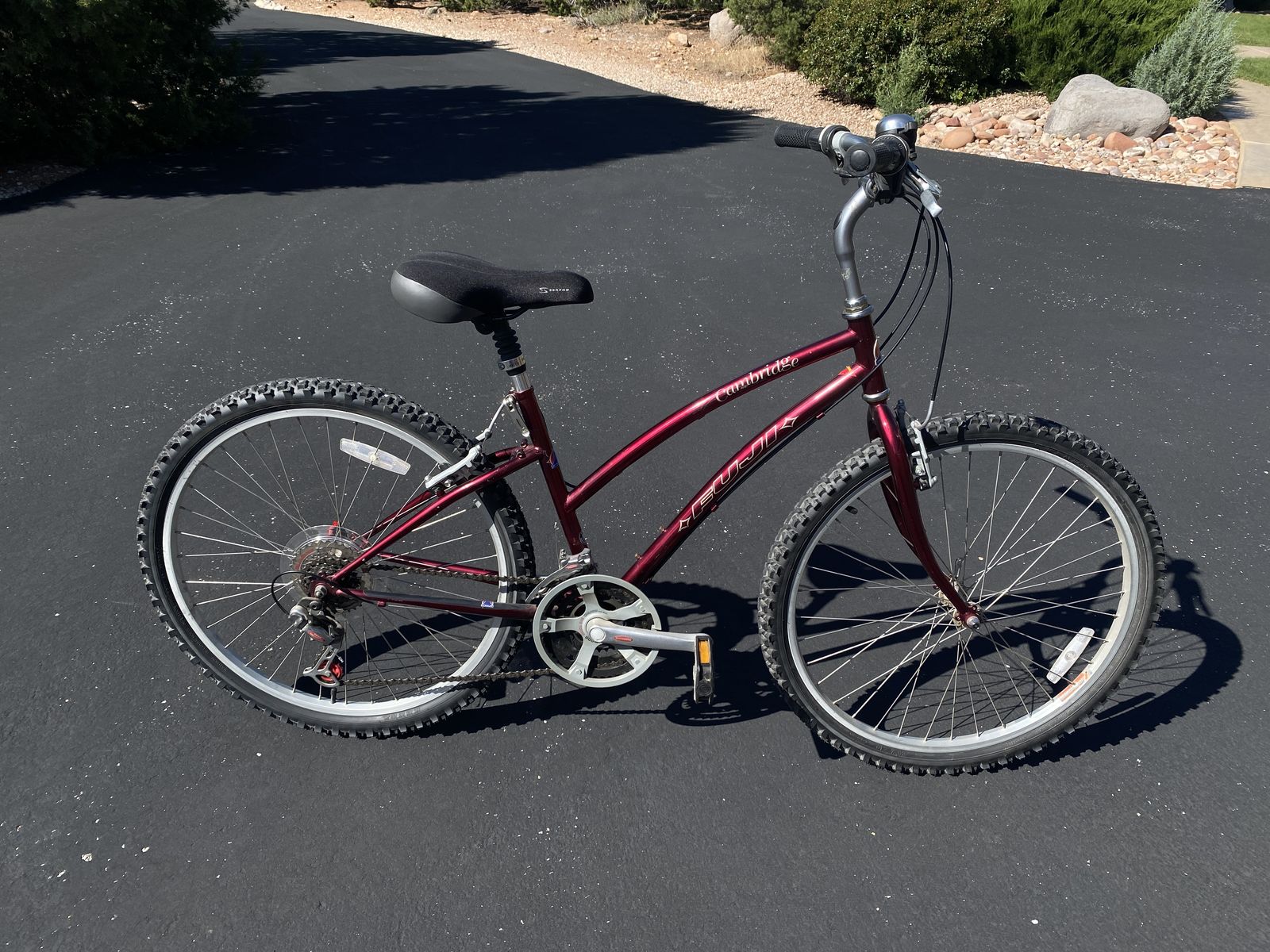 Women’s Fuji Cambridge 21 Speed (Ruby Red) with Bike Storage Stand