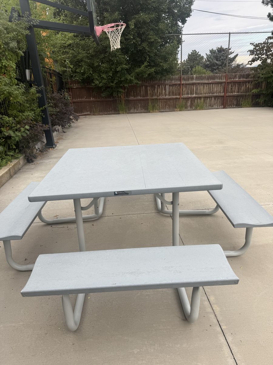Picnic table