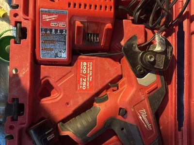 Milwaukee M12 M18 Cordless Cable Cutter Kit with Charger, Battery, and Case - 600/750 MCM Capacity
