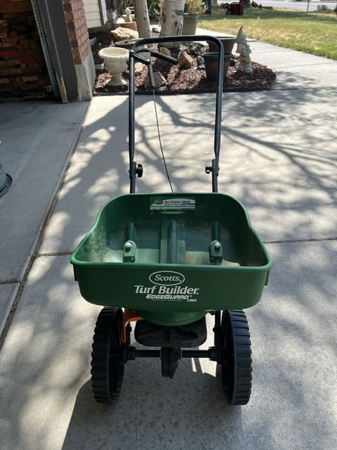 Scotts Turf Builder Mini - fertilizer spreader ***Priced to sell FAST***
