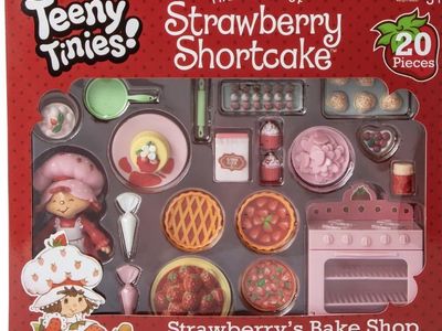 Teeny Tinies! Strawberry Shortcake™ Strawberry's Bake Shop Set