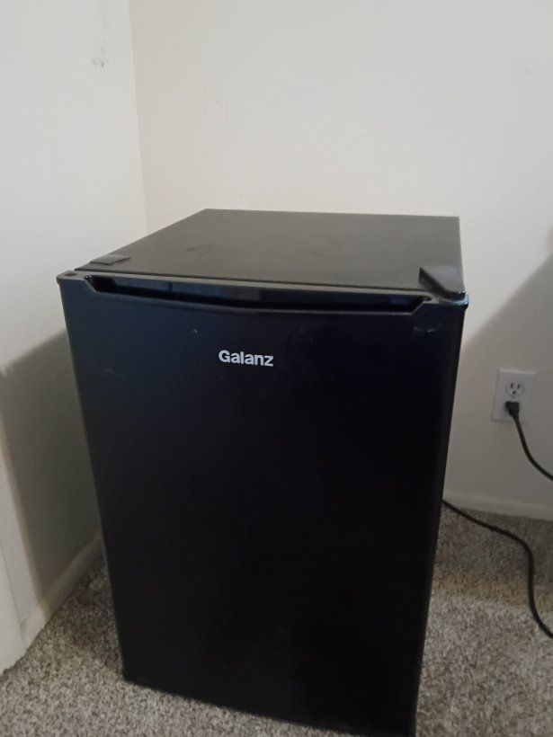 Good Galanz Mini Refrigerator - Black