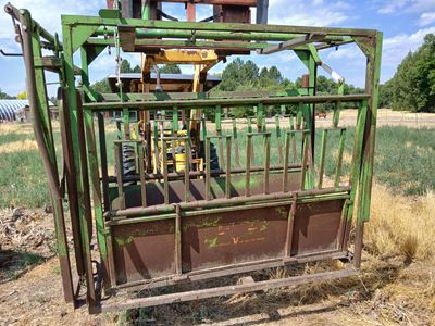 Powder River cattle squeeze chute