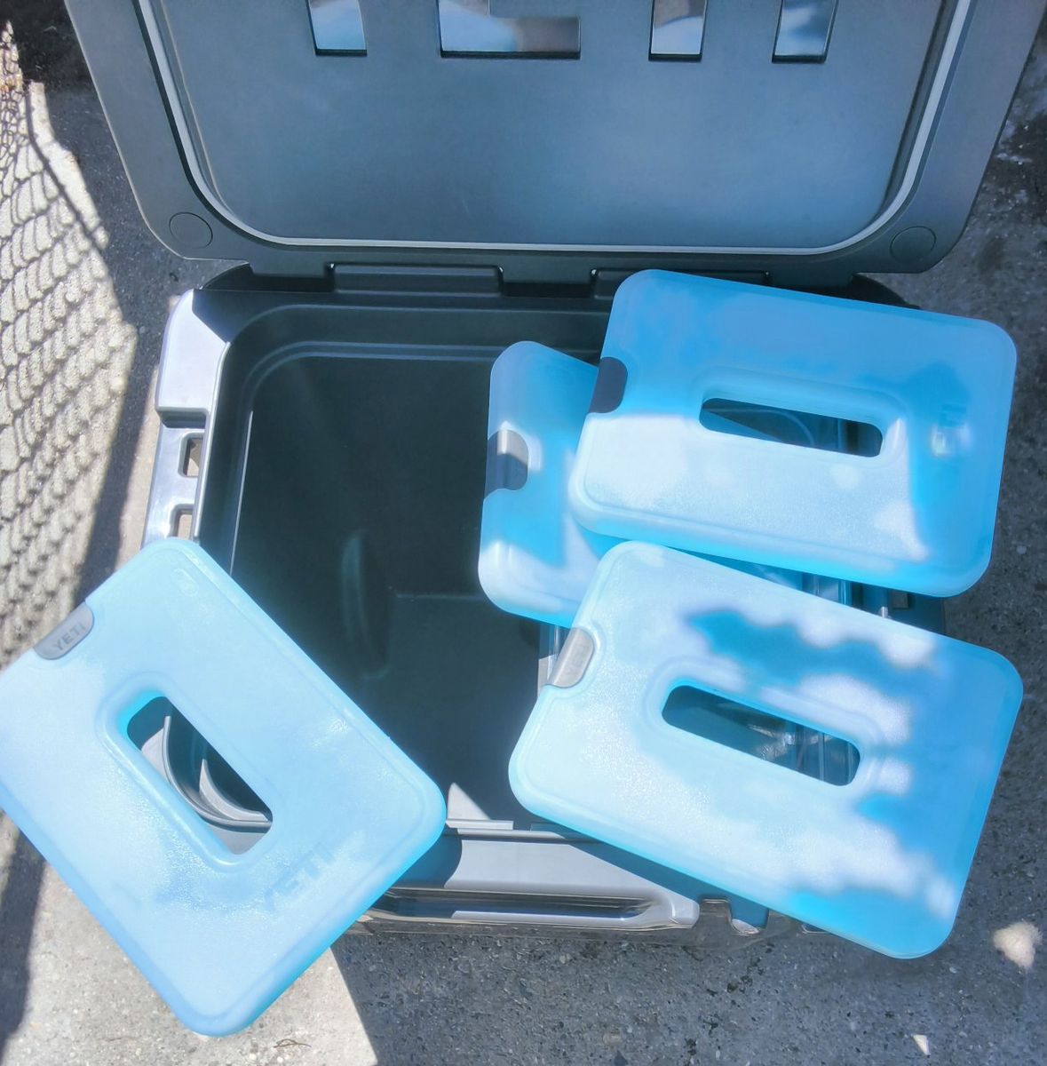 Yeti Roadie 48 Wheeled Cooler (charcoal) + X4 Yeti Ice Sheet (large)