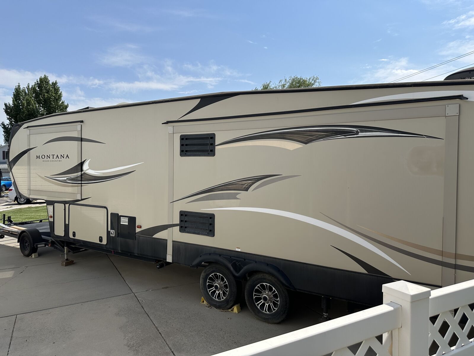 35’ Montana fifth wheel