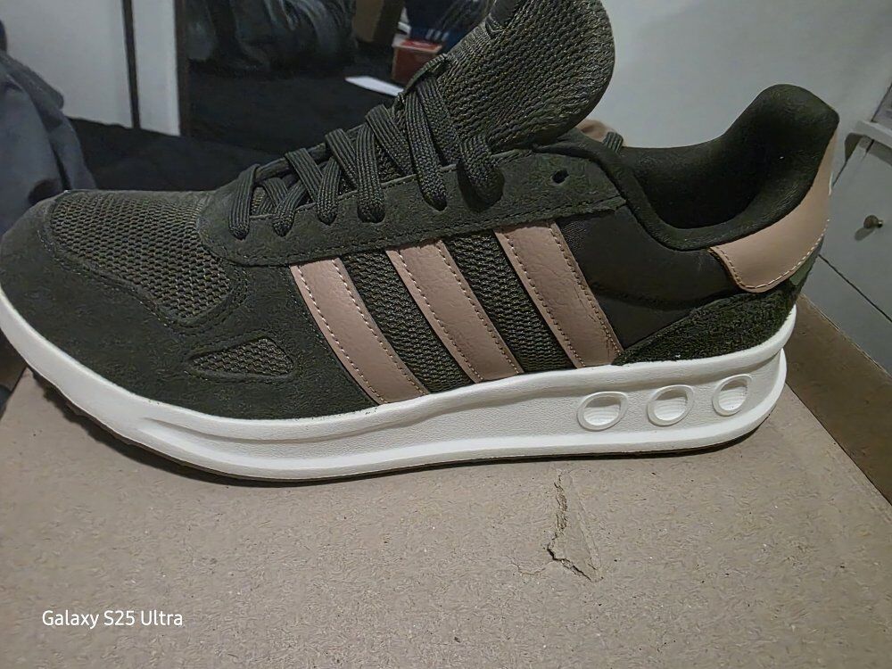 Adidas Run 84 – Size 10.5 US – Brand New