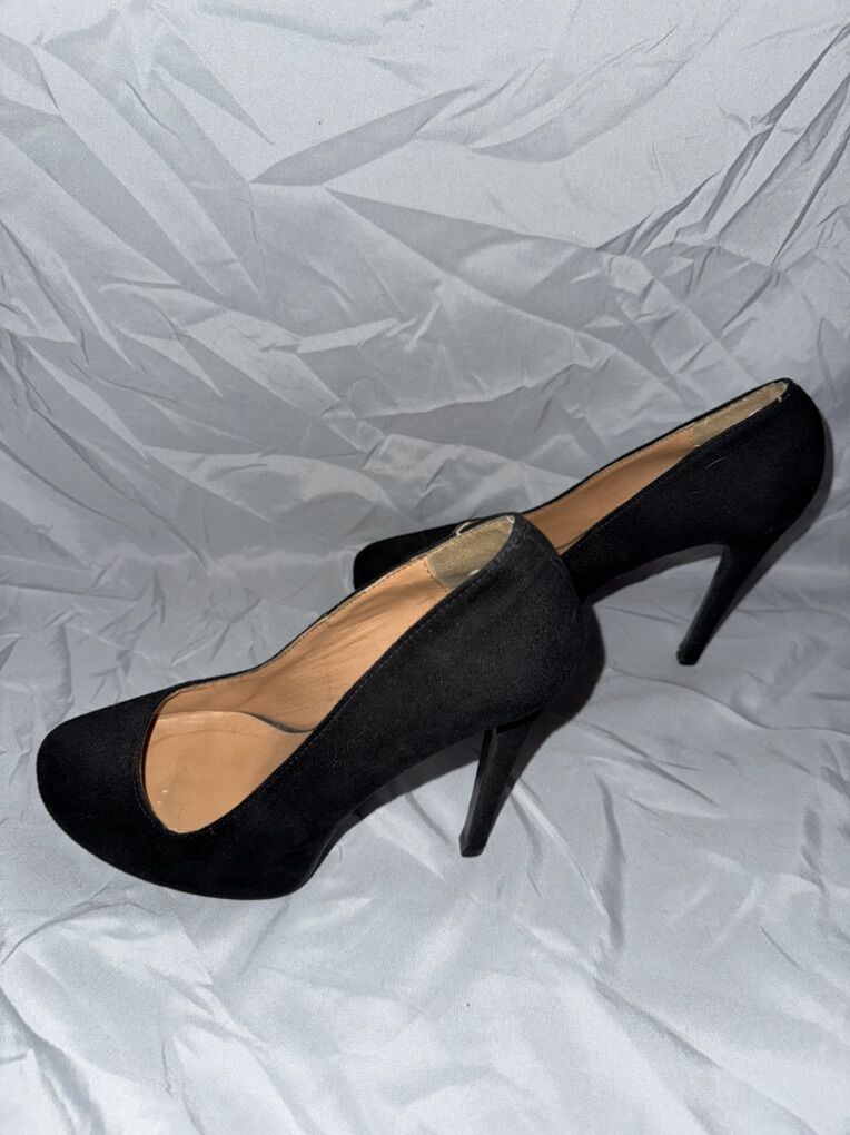 Journee Collection Black Faux Suede Pumps