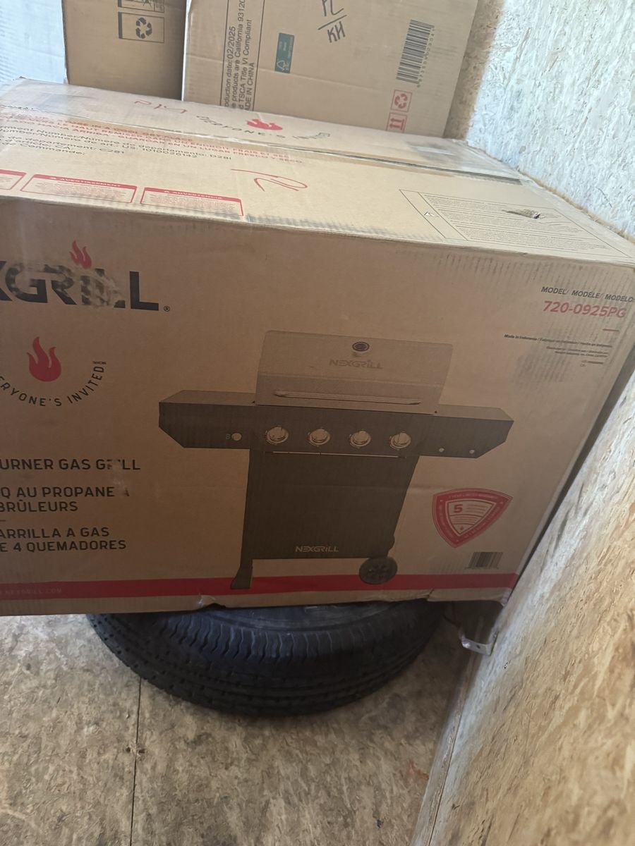 Nexgrill 720-0925PG 4-Burner Propane Gas Grill - Black w/ Stainless Steel Lid, 566 sq. in.