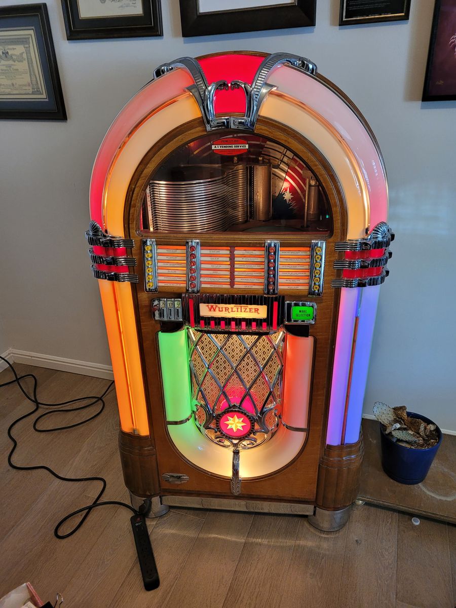 Vintage 1946 Wurlitzer 1015 Jukebox Restored
